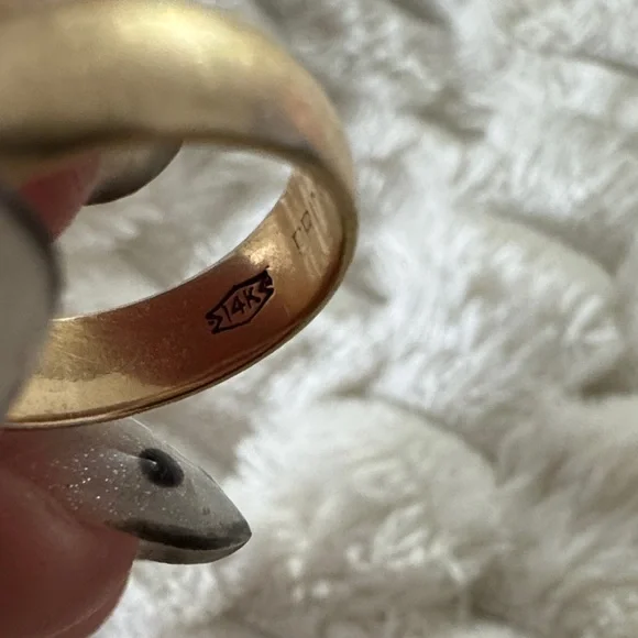 14k Solid Gold Satin Finish Band - Picture 2 of 3